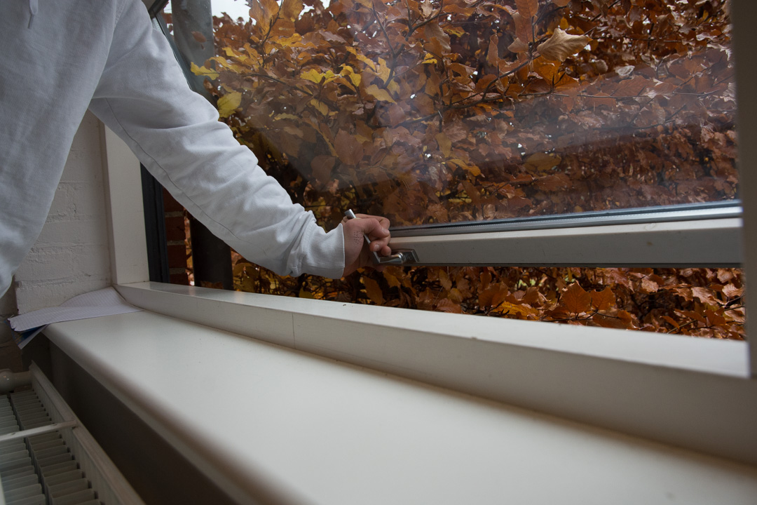 Naturlig ventilation kan være at åbne et vindue, men der findes også metoder til tværventilation og opdriftsventilation